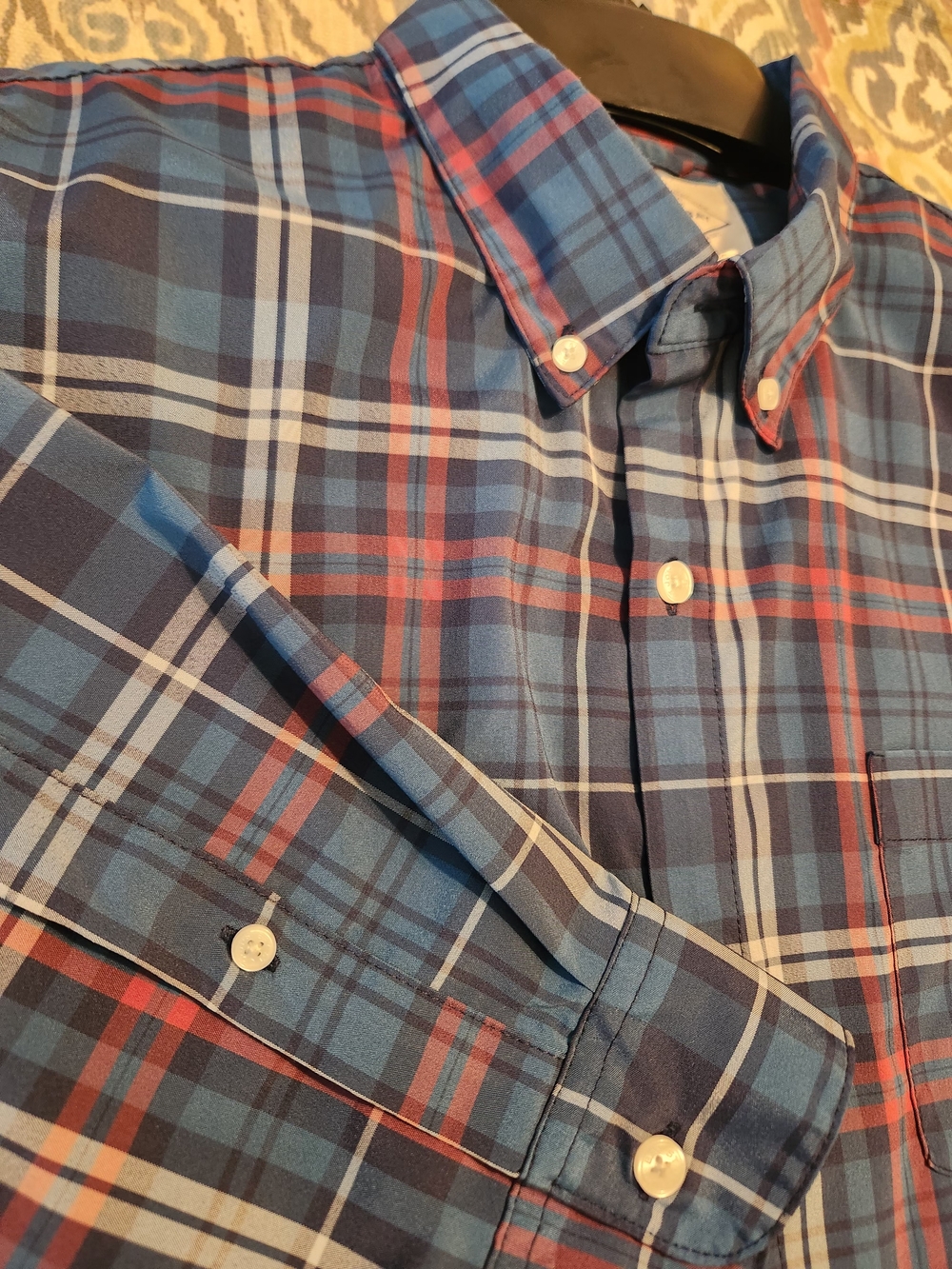 St. Johns Bay Men's Plaid Silky Polyester Blend Button Down- Large. Like New!